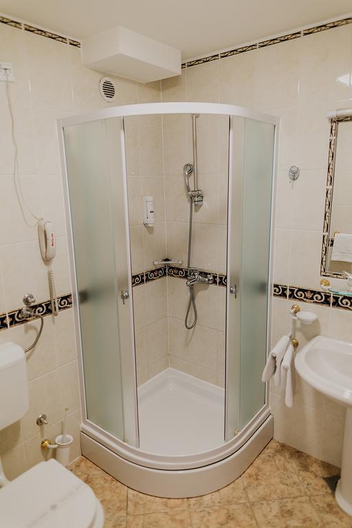 Hotel Silver Ösek Dış mekan fotoğraf